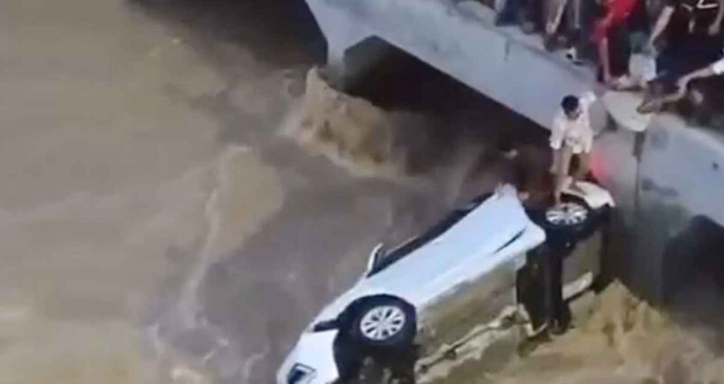 দুই ভারতীয়কে বাঁচাতে প্রাণের ঝুঁকি নিলেন পাকিস্তানি যুবক